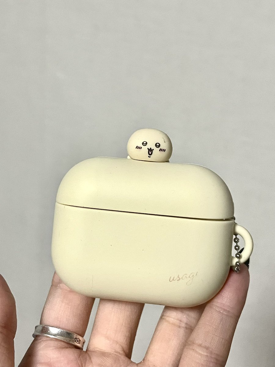 UNYA_YAHA's tweet photo. 난 분명 우사기 에어팟케이스 샀는데
꼬리랑 귀 그리고 눈썹까지 사라지더니 
어느순간부터 쿠리만쥬가 됨 https://t.co/D7rSS5TLHA