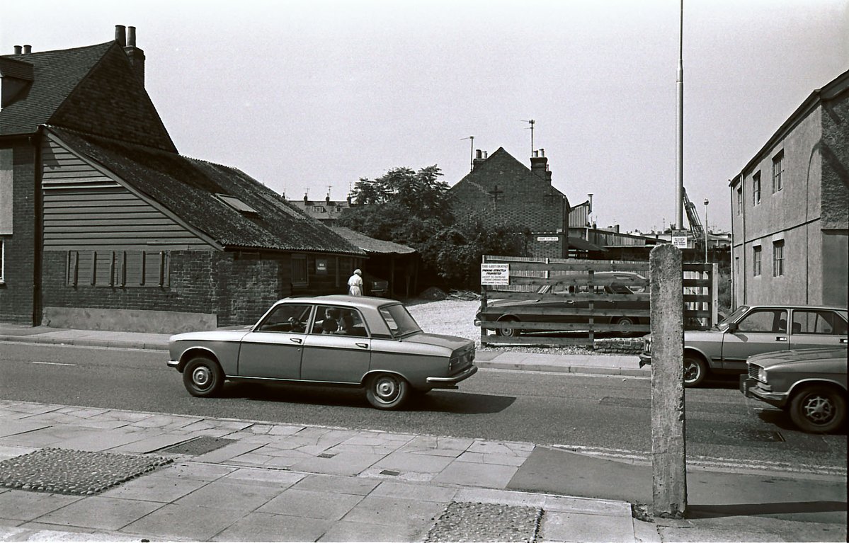 readinglibrary's tweet photo. Part of No. 2 Mount Pleasant, Reading, The Greyhound public house. Then comes the yard, with a pathway leading to Hawk Cottages, and to the right is the side of No. 68 Silver Street, occupied by The Fairway Press. Taken in the 1980s by Terry Allsop. #ReadingLocalHistory https://t.co/fPR4Apu4uD