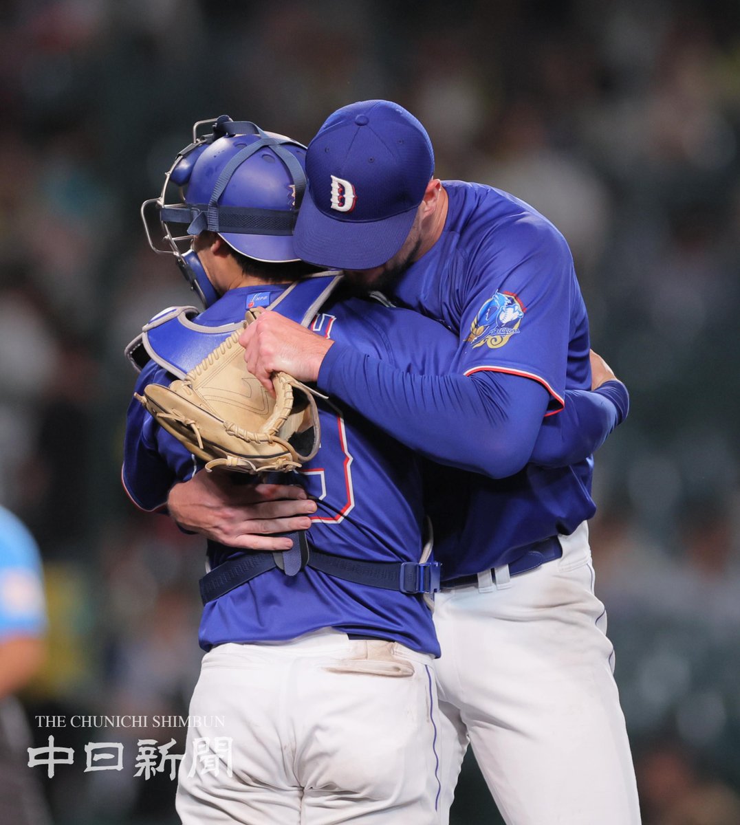 chunichiphoto's tweet photo. 【ドラゴンズ】阪神に完封勝利し、加藤捕手と抱き合うマラー投手 #中日新聞 #中日スポーツ https://t.co/rhSES6UaLw
