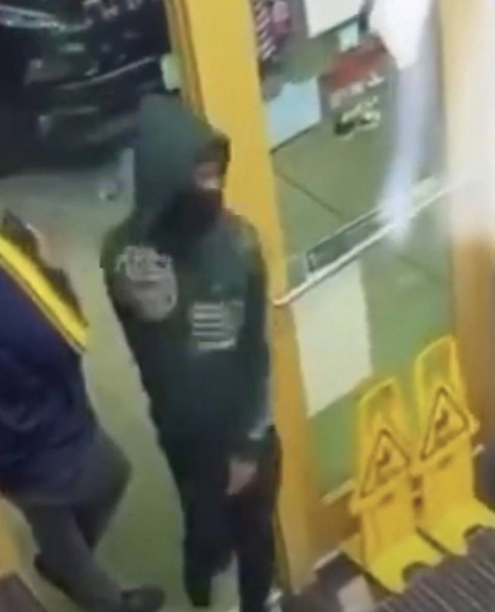 rap_perspektiv's tweet photo. 🚨 BLOODHOUND Q50 CASE UPDATE

Photos and a video compilation are circulating online, allegedly showing individuals believed to be connected to the shooting that killed Q50.
⚠️ No official confirmation from Chicago PD identifying the people shown as suspects.

#BloodhoundQ50 #Q50 https://t.co/vM8YTn35oO