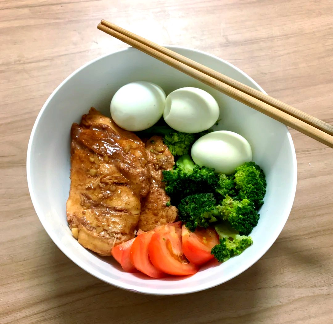 natu_tkm's tweet photo. Just finished a 10-minute quick balanced meal: grilled chicken breast + roasted broccoli + quinoa, light, filling u0026 under 350 kcal. Perfect for busy weekdays! https://t.co/QTmwM7vDsY