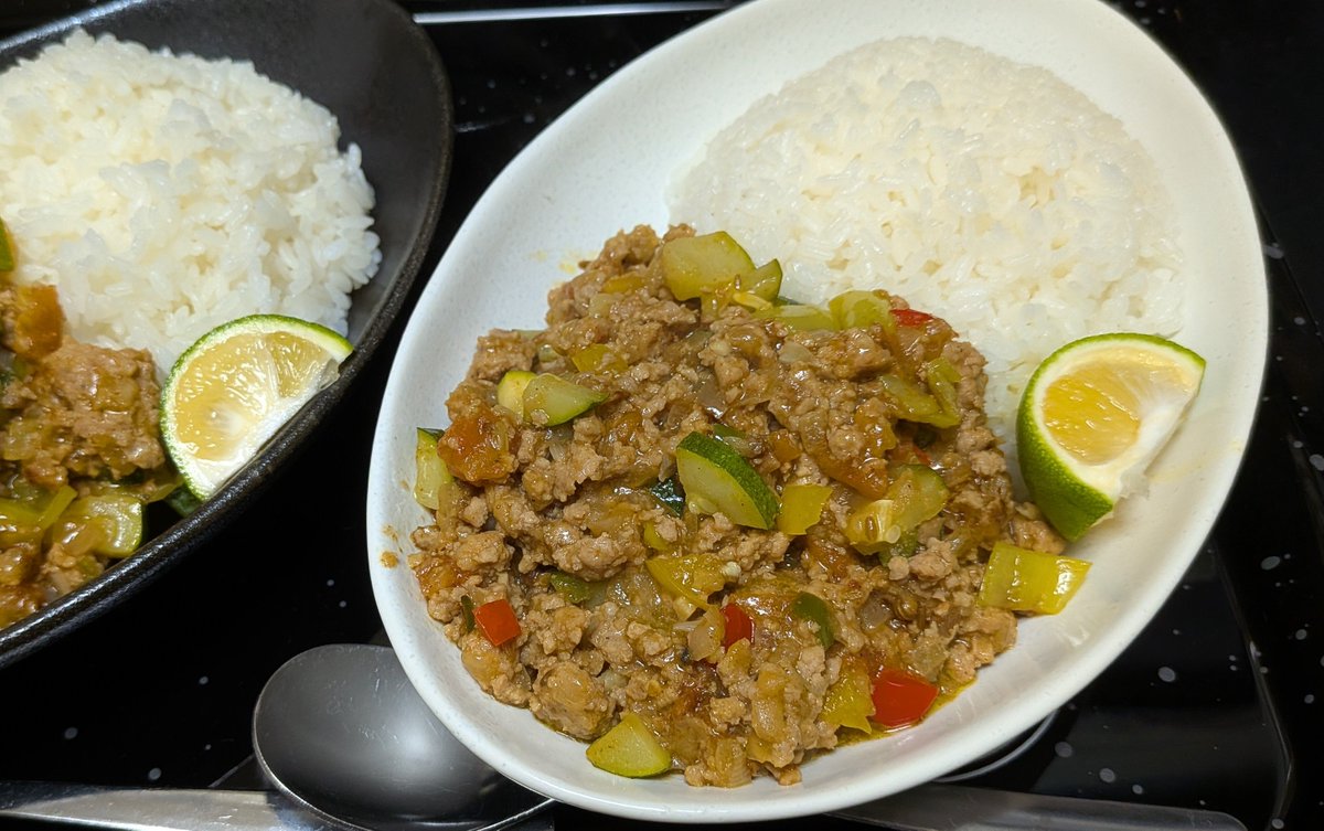 nenebanene38's tweet photo. サルサキーマカレー作りました🍛✨️
わたしも生の🍅トマトは好きじゃないので、豚ひき肉の前に玉ねぎと混ぜ混ぜ。しっかり火を通しました。
青唐辛子は３本入れてしっかり辛く🌶️
美味しかった🎶
#加藤シゲアキ　
#ShigesSpiceCurry
#シゲ沼 https://t.co/PlT0Tzvpnb