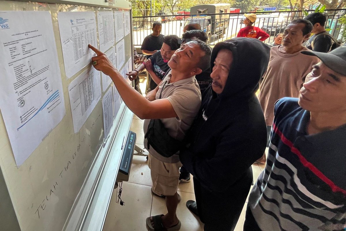 NewDelhiTimes's tweet photo. Indonesia searches for 129 people missing after ferry capsizes in the Java Sea
#Indonesia #Ferry #JavaSea
https://t.co/LNFUzyYRFV https://t.co/LSQ4fou3ZB