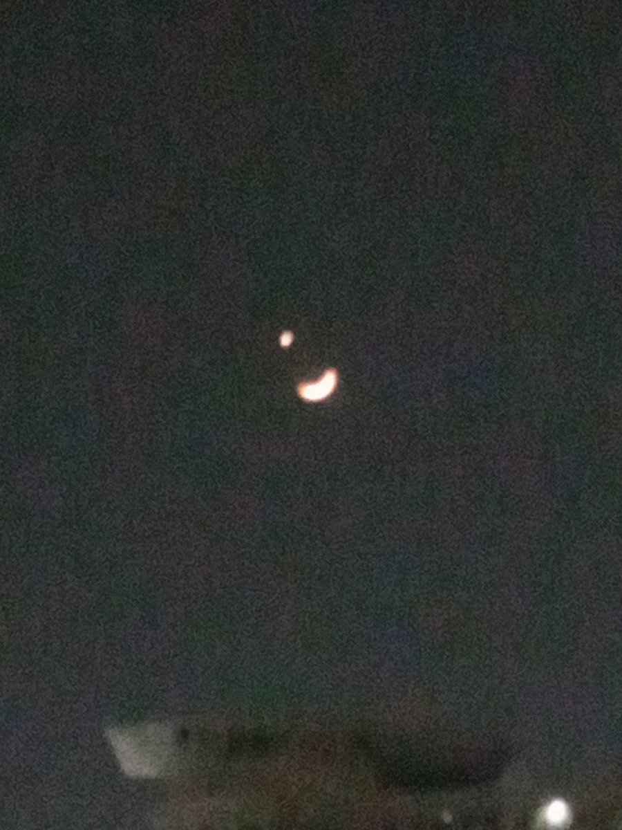 KenichiBanzai's tweet photo. Moon and star in Jakarta on my birthday today https://t.co/HmKOQsVKQY