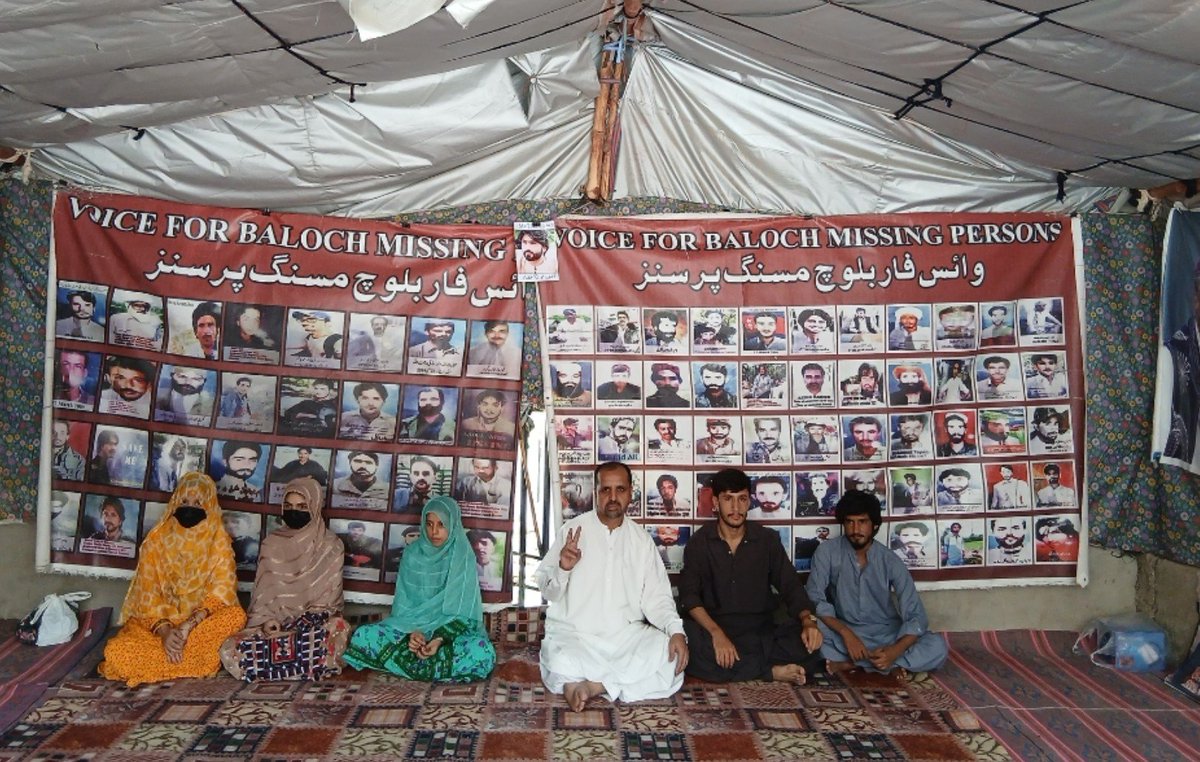 VBMP5's tweet photo. کوئٹہ پریس کلب کے سامنے وی بی ایم پی کا احتجاجی کیمپ 6358ویں روز جاری۔

جبری لاپتہ رفیق اور محمد الیاس کے لواحقین کا چیئرمین نصراللہ بلوچ سے رابطہ۔

نصراللہ بلوچ نے مطالبہ کیا کہ رفیق اور محمد الیاس سمیت تمام لاپتہ افراد کو فوری بازیاب کیا جائے۔
#EndEnforcedDisappearances https://t.co/Rhgp7emdQ6