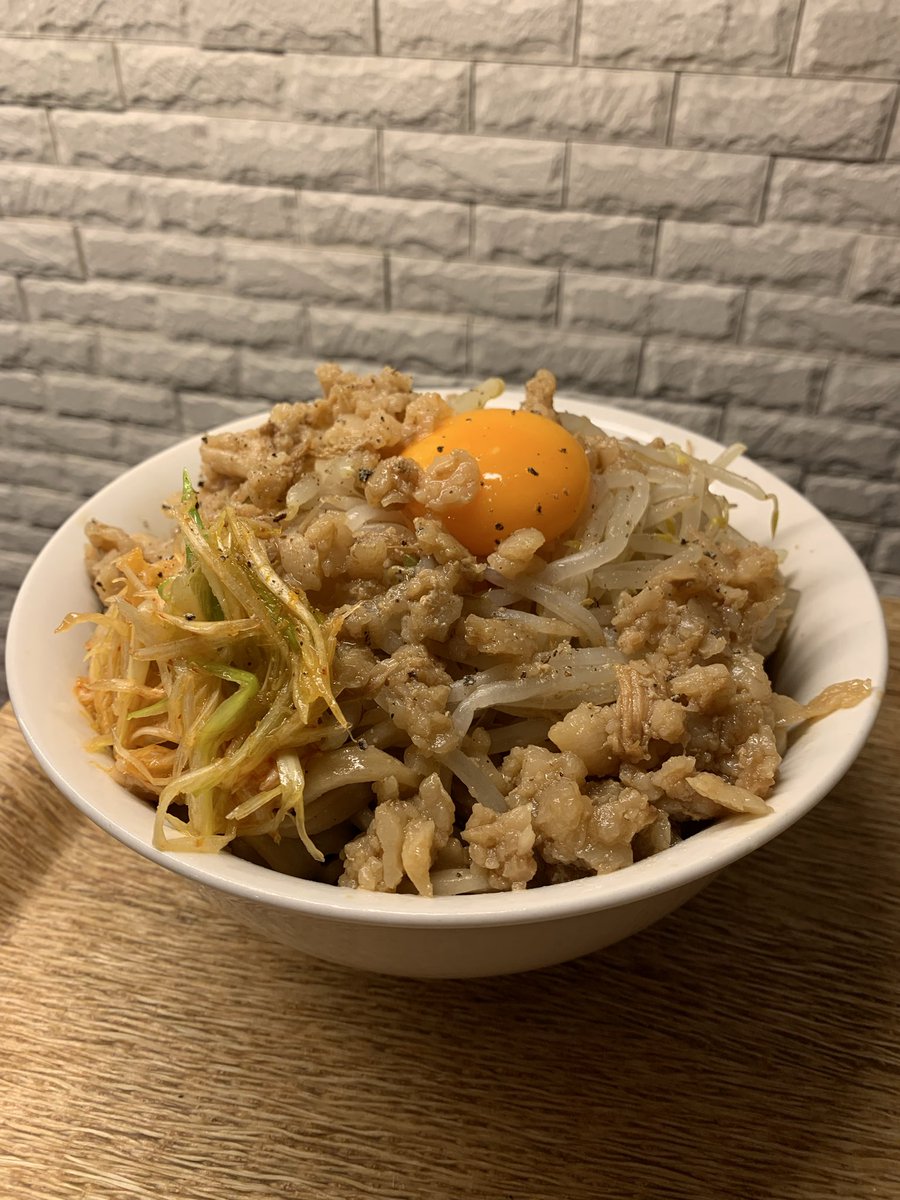 flaph_silas's tweet photo. 今日のディナー
豚まぜそば

月曜から背脂マシマシ🐽
葱を頂いたので自家製辛ネギを添えて🌶️
背脂と化調がジャンクでウマーー🐷
食べ過ぎて眠い💤

#おうちごはん https://t.co/fqfCzaEWm3