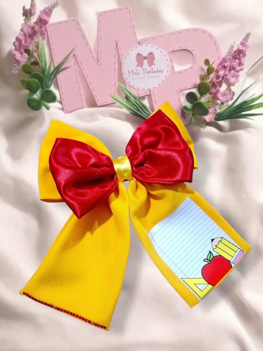 Michel__andrade's tweet photo. Cada regreso a clases merece un moño especial. Este diseño hecho a mano combina elegancia, color y un toque escolar único. Ideal para complementar el uniforme. Personalízalo en los colores de tu escuela. Tú tienes la idea, nosotras la hacemos moño. https://t.co/rcCZupsScb