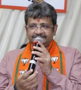 saurabhkoratkar's tweet photo. राज्यातील सर्वात श्रीमंत आमदार पराग शाह यांची ५ वर्षाआधी ५०० कोटींची संपत्ती होती. आता हीच संपत्ती वाढून ३ हजार ३८३ कोटींवर गेलीये. अर्थात ही घोषित केलेली संपत्ती ��हे.  म्हणजे दरवर्षी त्यांची संपत्ती दुपटीने वाढली. आणि ५ वर्षात साडेपाच पटीने त्यांची एकुण संपत्ती वाढली. 
- भाजपचे पराग शाह यांना व्यवसायातलं असं काय गमक सापडलं की ते दरवर्षी दुपटीने श्रीमंत होतायत.? याबाबत त्यांनी महाराष्ट्रातल्या उद्यमींना मार्गदर्शन करायला हवं. 
- एवढ्या वेगाने ते आपल्या व्यवसायातून संपत्ती वाढवत असतील तर हे एक आदर्श उदाहरण आहे. संबंध महाराष्ट्राला त्यांनी प्रेरि��� करत हे कसं साध्य केलं याबद्दल मार्गदर्शन करावं, व्यवसाय कसा करावा हे सांगावं....
- स्वतः भिकारी बनून एका दिवसापुरता फिरण्यापेक्षा इतरांना श्रीमंत होण्यासाठी त्यांनी मदत करावी