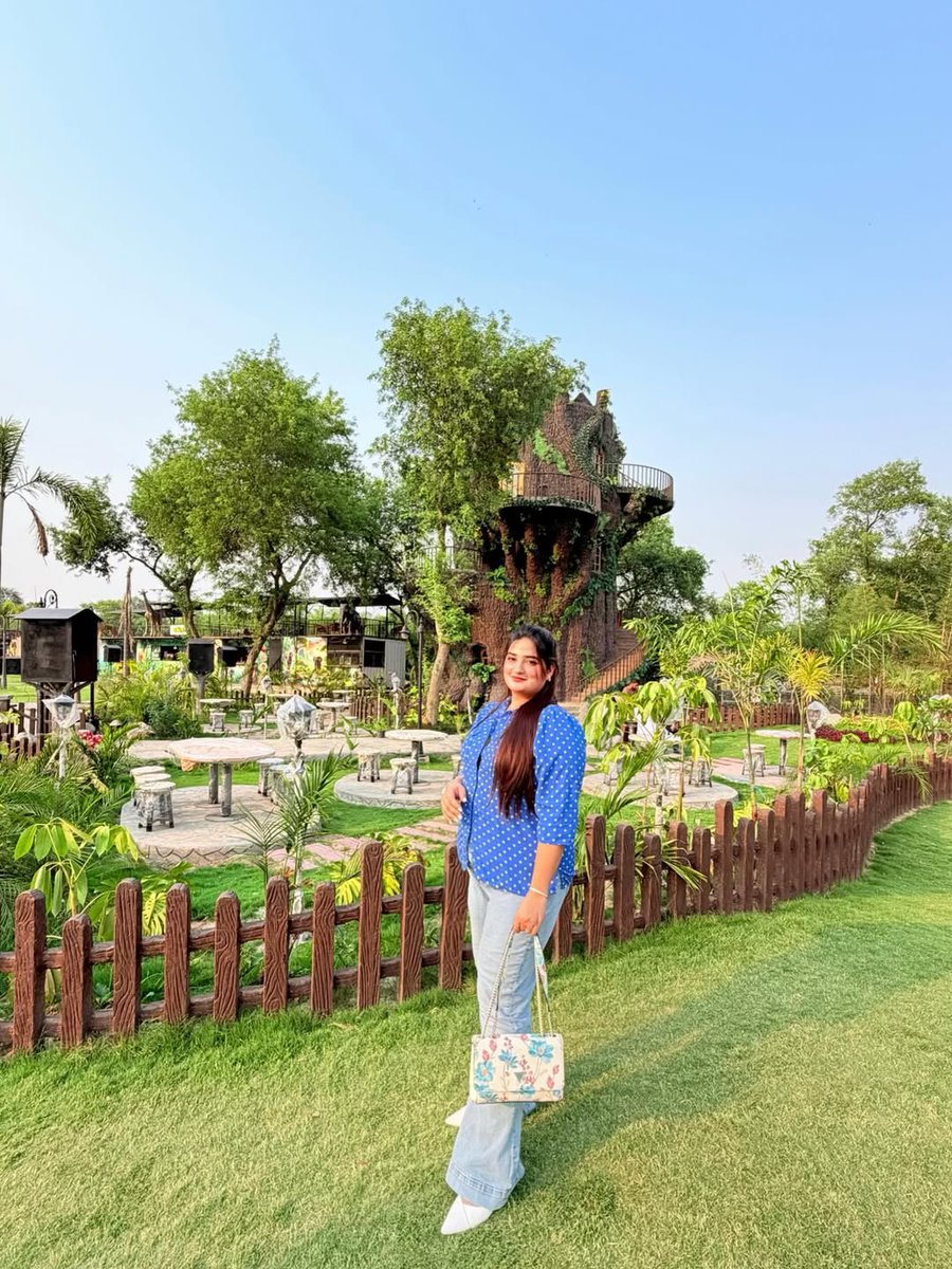 JoellenBoruyn's tweet photo. Switched the top and called it a new fit. Lahore Safari Park has such a great vibe now. https://t.co/zAZxWFoaap