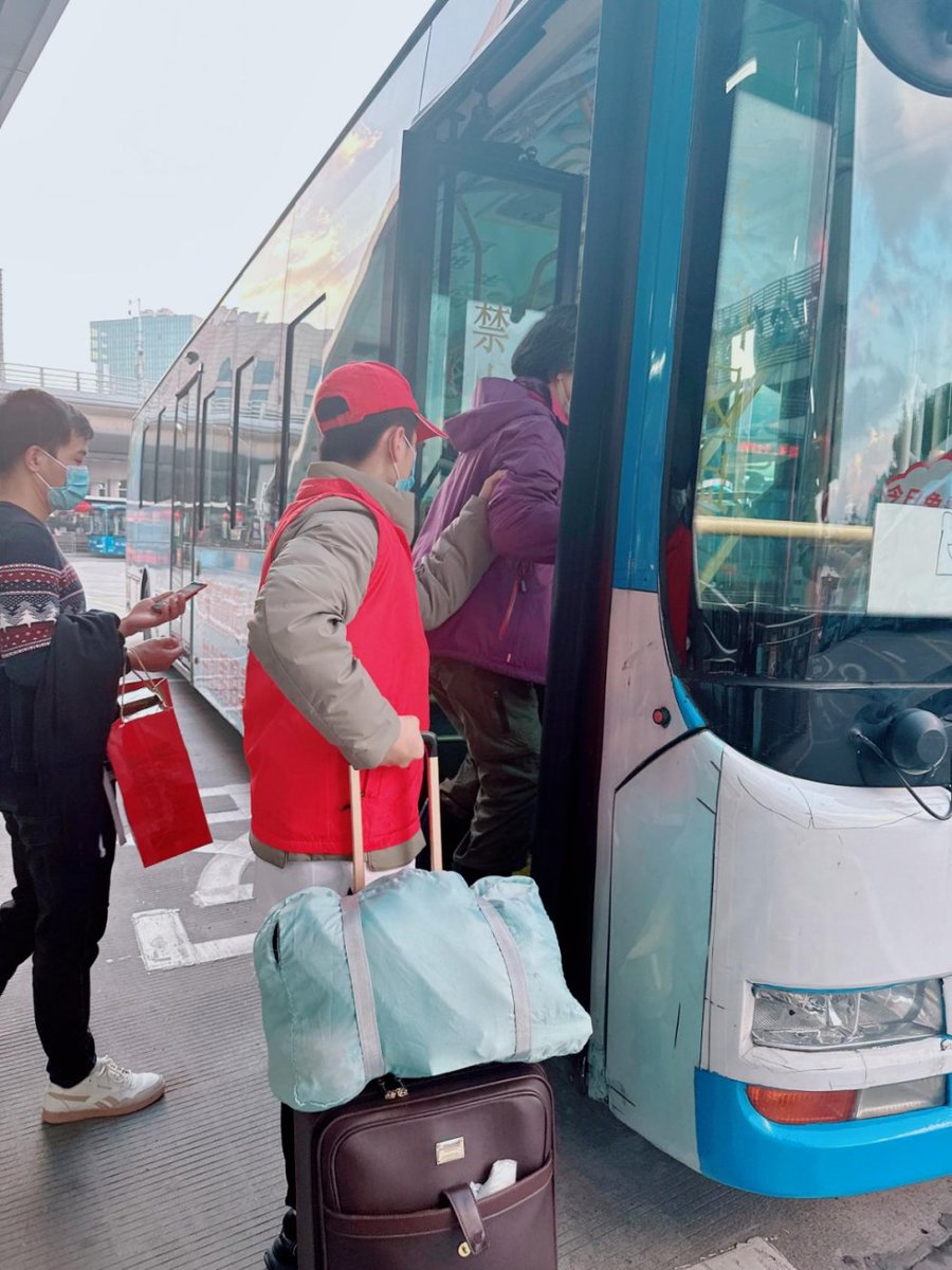VidaZamzow's tweet photo. Un desconocido me ayudó a cargar mis paquetes en el autobús cuando llevaba las manos llenas. Un pequeo gesto que hizo mi día mucho más bonito. https://t.co/3P8uu7O9kC