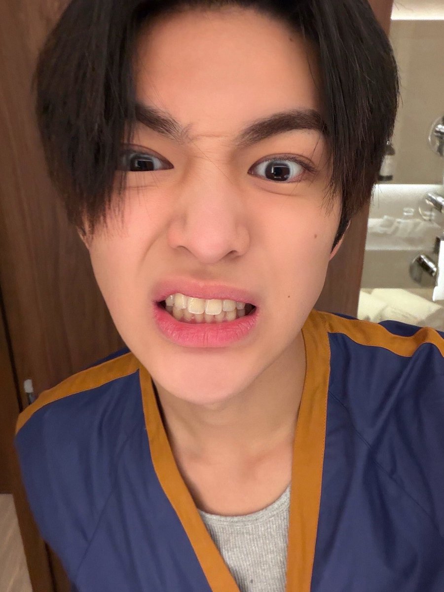 eomzsea's tweet photo. HES SO MED STUDENT AMININ NIYO !! PARANG AFTER DUTY SELFIE UPDATE EH https://t.co/txET7QkTjf
