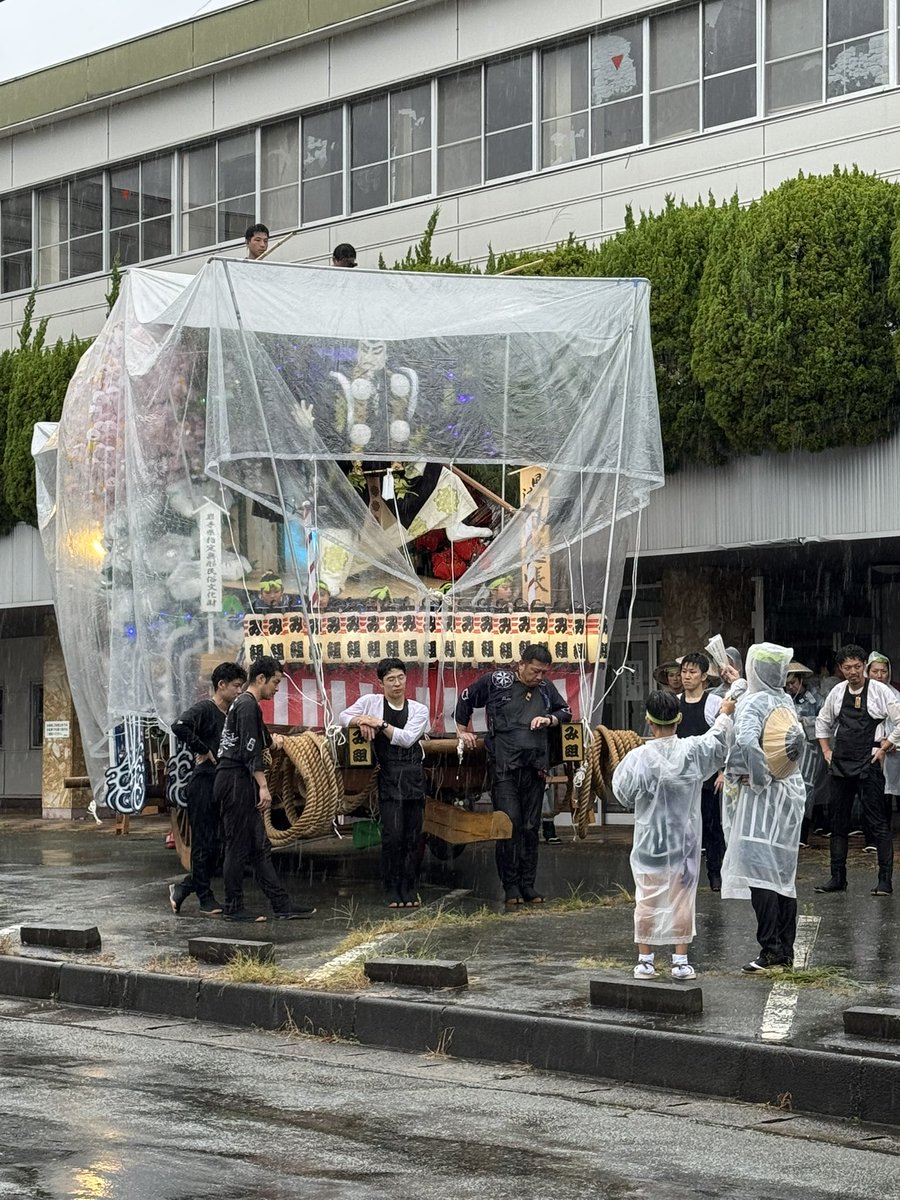 endeavor_iwate's tweet photo. ／
#盛岡秋まつり 2026
み組 音頭上げ
＼

本日、大雨が降りしきる中、#ポプラ薬局 のある三ツ割地区から参加されている #み組 さんの山車がお立ち寄りいただき音頭を上げていただきました🙌

明日以降の天気予報も今ひとつのようですが…なんとか頑張って乗り切っていただきたいです🤗 https://t.co/rCBeh2dYke