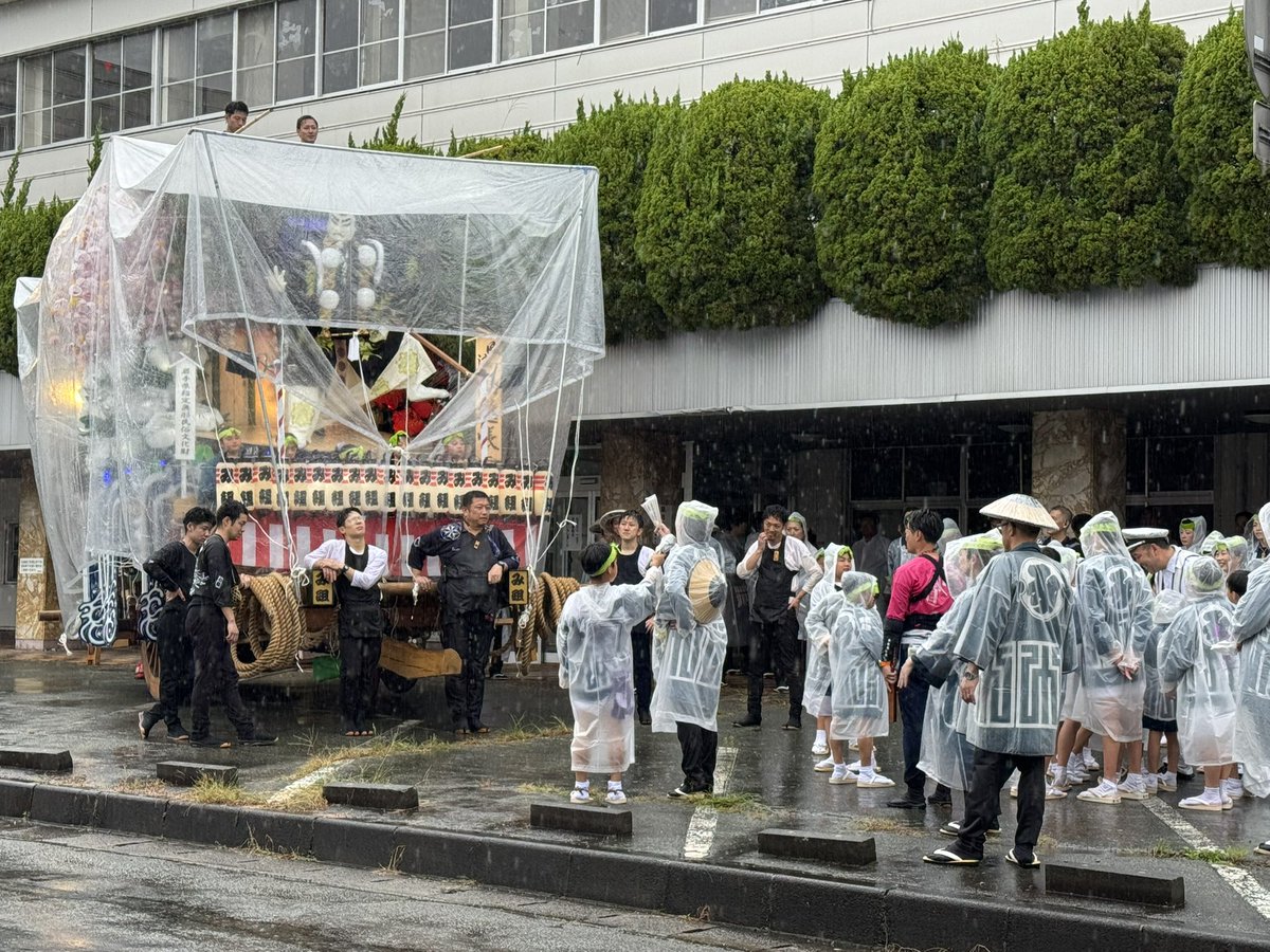 endeavor_iwate's tweet photo. ／
#盛岡秋まつり 2026
み組 音頭上げ
＼

本日、大雨が降りしきる中、#ポプラ薬局 のある三ツ割地区から参加されている #み組 さんの山車がお立ち寄りいただき音頭を上げていただきました🙌

明日以降の天気予報も今ひとつのようですが…なんとか頑張って乗り切っていただきたいです🤗 https://t.co/rCBeh2dYke