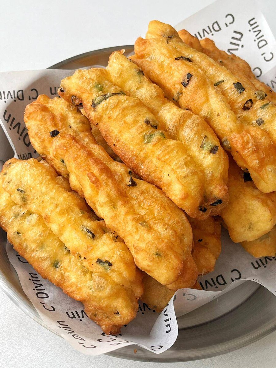 EvelynLG603804's tweet photo. Craving late-night street snacks This crispy fried dough stick with sweet condensed milk dip hits different https://t.co/I1NBH54sdQ