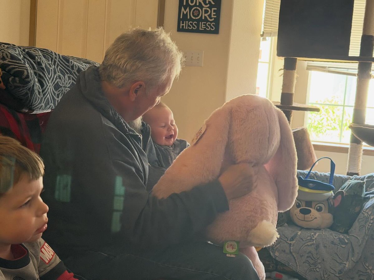 HabboTenchi's tweet photo. Grandpa’s visits always make the day better. https://t.co/YSgk6QXqvD