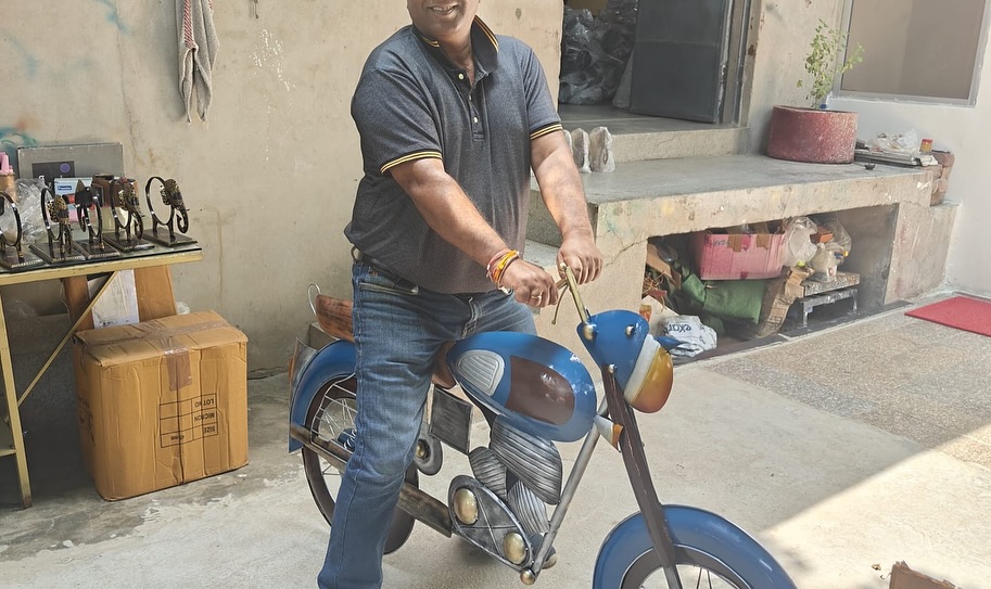 EverettPen2e's tweet photo. Gear Up Your Walls with handcrafted sheet metal bike wall art. Industrial-chic decor for bikers, cafes, and homes. Vintage road bike, sleek motorcycle, and retro-inspired designs. Size: 17”x6”x10”. Order: 7838305331 https://t.co/C7eQDTjzD8