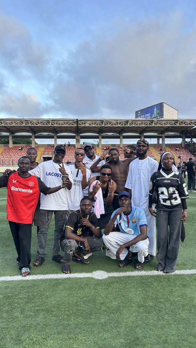 HGbesh's tweet photo. We also ran into the one and only @the_smallie after the game. 😂🤝🏾

Really cool guy and genuinely great to meet you, bro. 🫡

Football, good vibes and Twitter people outside Twitter. 😂⚽️ https://t.co/9m10ZMSiUJ