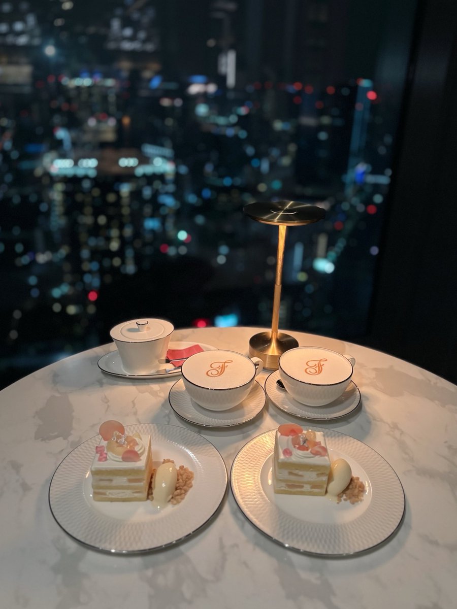 s14usachu's tweet photo. フェアモント東京🗼
桃のケーキが美味しくて雰囲気も素敵すぎた🌙 https://t.co/tbAnV1p8rY