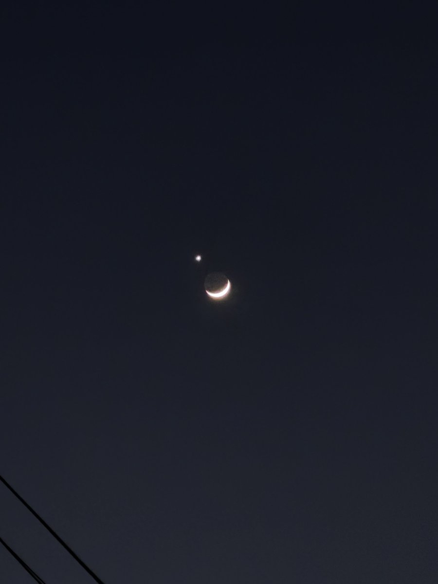 kalembgtt's tweet photo. Tiba2 kepikiran, knpa ada satu bintang di deket bulan yg bisa terang bgtt?? Sedangkan bintang itu kan aslinya ada banyakk, tpi yg keliatan cmn satu dan selalu di deket bulan

Btw jujur ini cakep sih bulan dan bintangnya https://t.co/FAM6Z31jdp