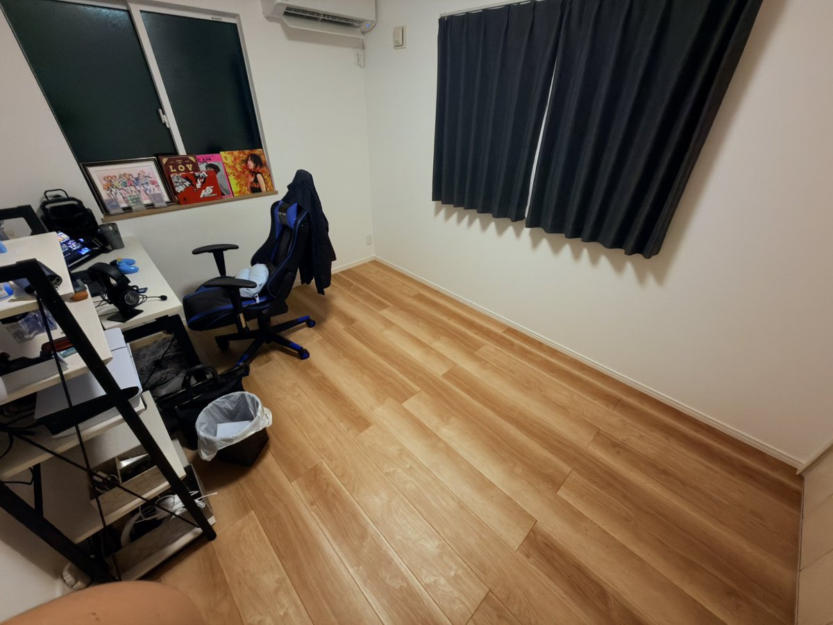 kyun716's tweet photo. 本棚もキャビネットもないから現状超ミニマリスト。 https://t.co/lYGhug9eoA