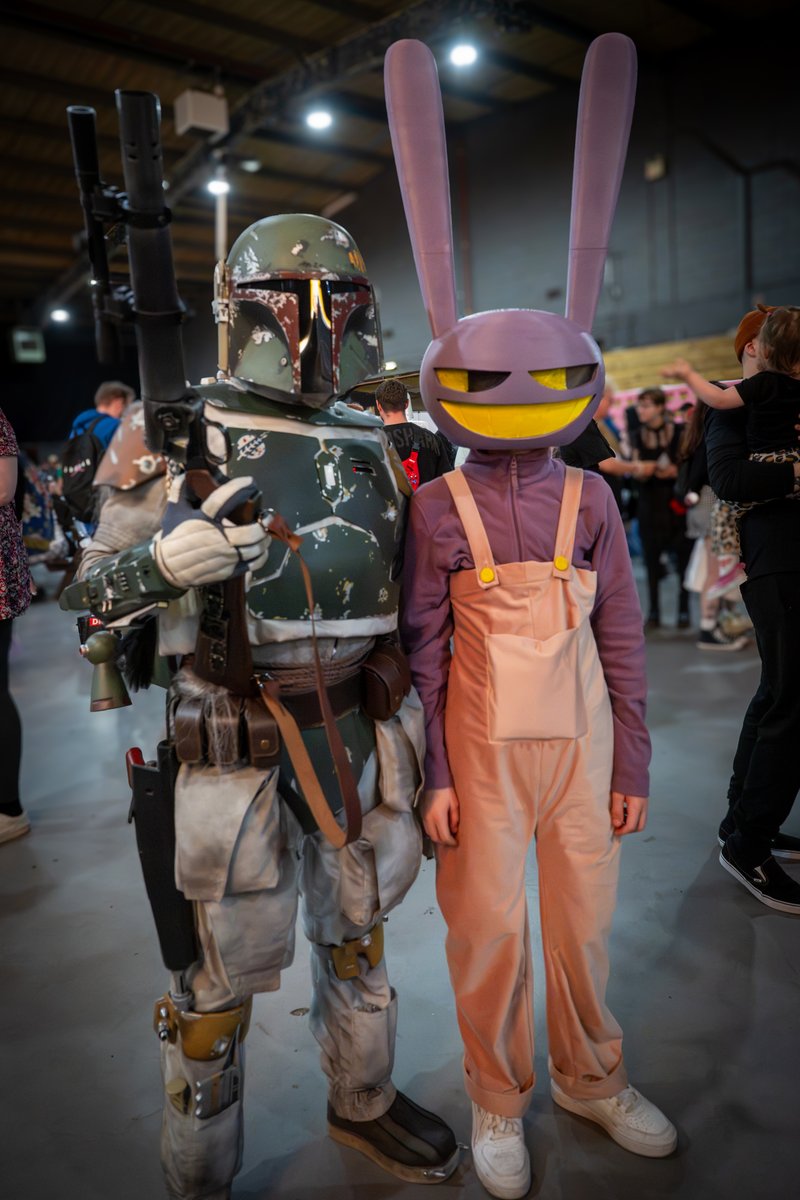 comconmanc's tweet photo. Jax has escaped the Digital Circus and has run into a seriously cool bounty hunter...

You never know who, or what, you’re going to bump into on the show floor!

📷 Phil Halliwell https://t.co/9RQa1iKvbv