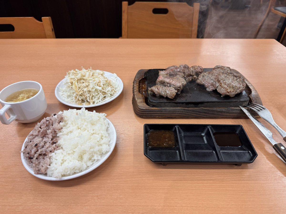 tk_doragon's tweet photo. 約束通りやっぱりステーキ行ってきたよ✌️
アメリカンステーキ300gいただきました🥩 https://t.co/bpK7FlyDmF