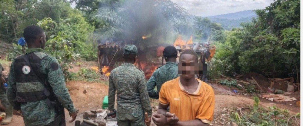 Koaci's tweet photo. Côte d'Ivoire : Yamoussoukro, un orpailleur présumé arrêté à Kossou après une course-poursuite avec les Eaux et Forêts https://t.co/78PSiANIJ6