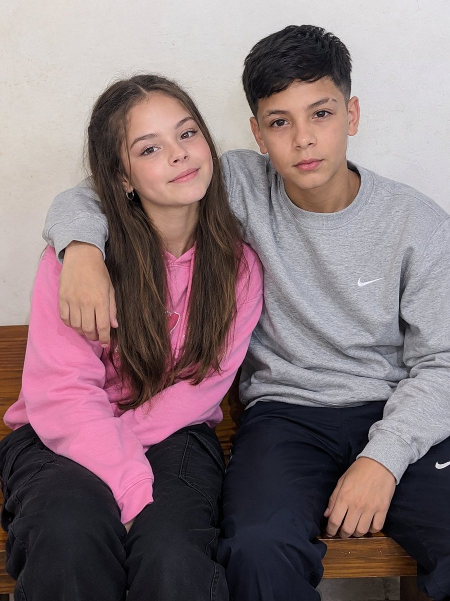 TaamaraOrtiz's tweet photo. Pedí a chat gpt que me haga una foto de ellos en 10 años y este fue el resultado, me muerooo 😍😍😍 https://t.co/Eoy3HQ9tRN