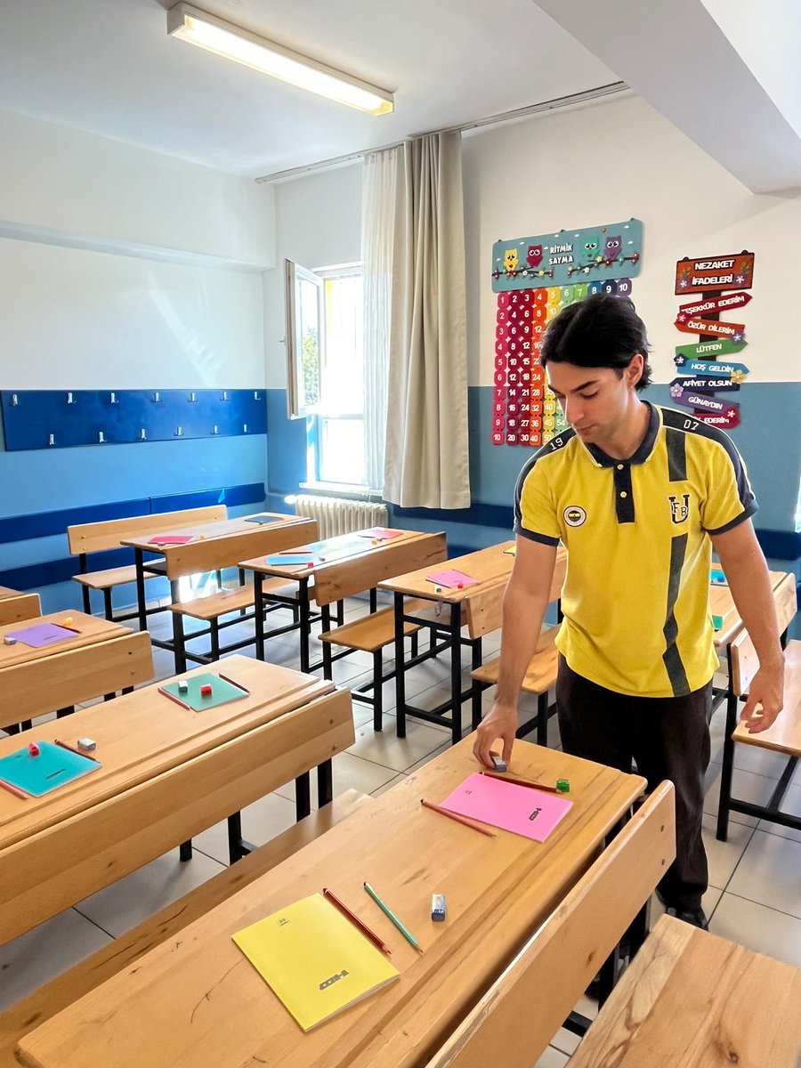 UFBBogazici's tweet photo. #ÜnifebCares projeleri kapsamında 1907 ÜNİFEB Boğaziçi Üniversitesi örgütlenmesi olarak eğitim-öğretim hayatına başlayacak kardeşlerimize kırtasiye seti hediye ederek "Çocuklarla Aydınlık Gelecek" projemizi gerçekleştirdik. https://t.co/HK4J5H0Qat