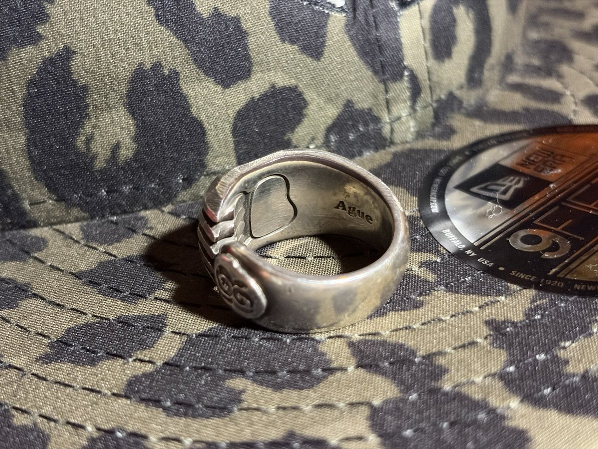 asumagic's tweet photo. お気に入りのリング。
熊の手がモチーフ。
彫金で毛並みを再現しています。
裏側の肉球がかわいいのです。
#Ague https://t.co/Qymr6xHGox