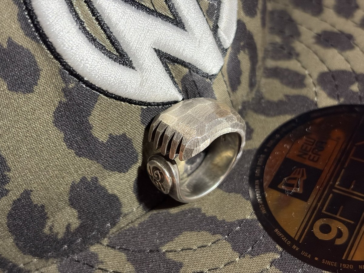 asumagic's tweet photo. お気に入りのリング。
熊の手がモチーフ。
彫金で毛並みを再現しています。
裏側の肉球がかわいいのです。
#Ague https://t.co/Qymr6xHGox
