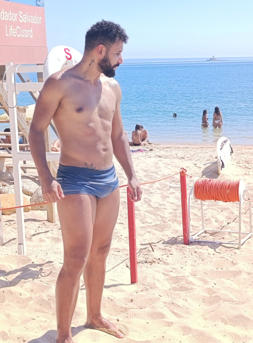 eaearthurzzin's tweet photo. A primeira foto foi criada por IA a partir da segunda.
a IA me enxergou com uma confiança que, na vida real, eu nem sempre tenho. 
#InteligênciaArtificial trazendo versões que ainda não aprendemos a ser.
 #IA #Fotografia #Autorretrato #Criatividade #ArteDigital #ArthurzZin https://t.co/V7nL4nmqFn