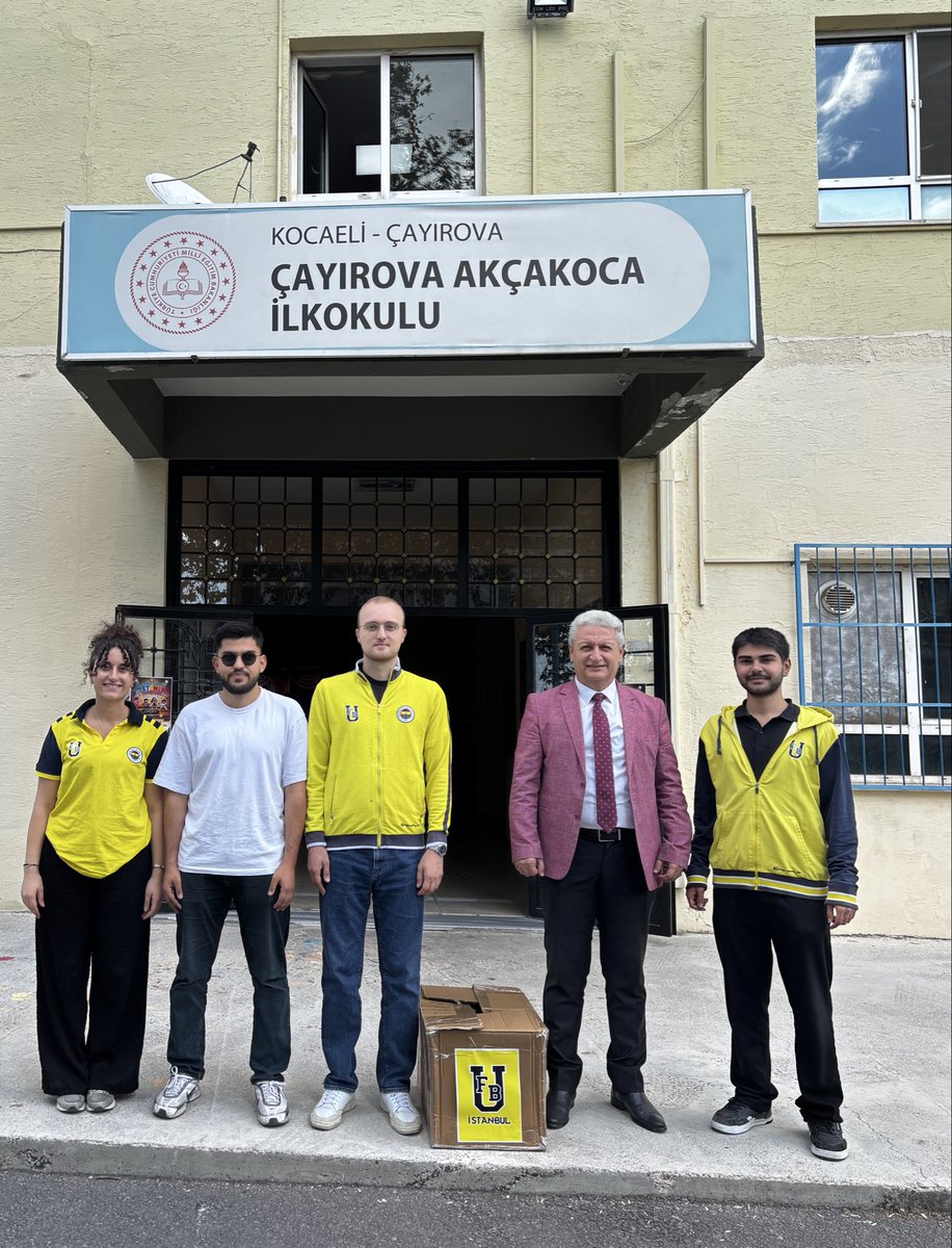 UFBIstanbul's tweet photo. #ÜnifebCares projeleri kapsamında 1907 ÜNİFEB İstanbul Üniversitesi örgütlenmesi olarak eğitim-öğretim hayatına başlayacak kardeşlerimize kırtasiye seti hediye ederek "Çocuklarla Aydınlık Gelecek" projemizi gerçekleştirdik. https://t.co/G8bVeYjUtO
