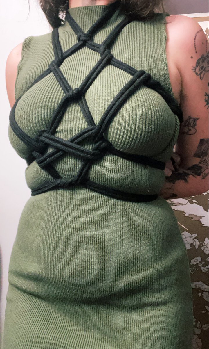 Leochrysalide's tweet photo. J’ai cousus une robe, j’ai trouvé une ptite technique pour cacher les coutures loupées 😈 https://t.co/NoqmCmy4Di