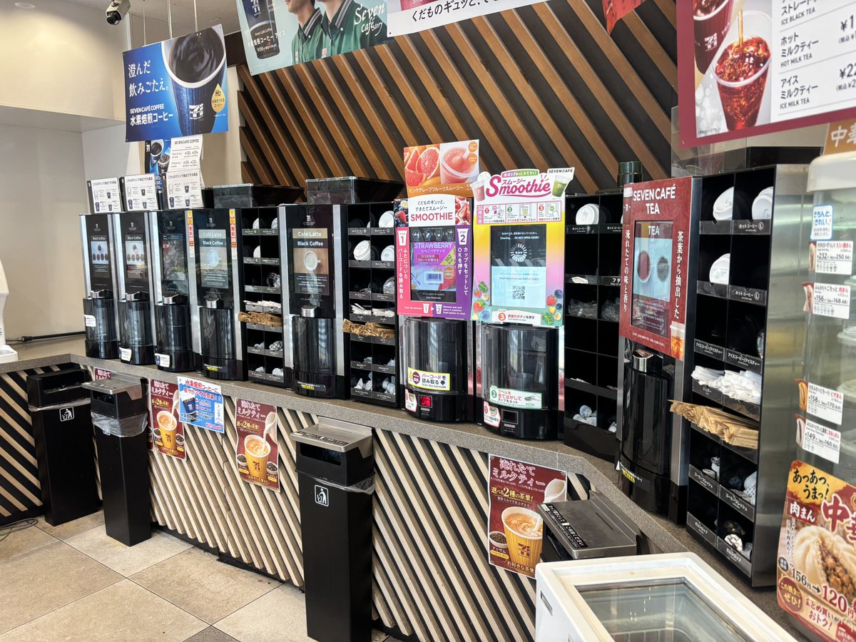 akibanisumuzo's tweet photo. 千代田区某所のセブンイレブン。

コーヒーなどの飲料サーバーや電子レンジ類の充実っぷりがすごいん

ここはフラッグシップ的店舗らしく、マーケティング用の試行製品が出てることもあるそうな。（近くの某大学院関係の人談） https://t.co/sudIQAgTD1