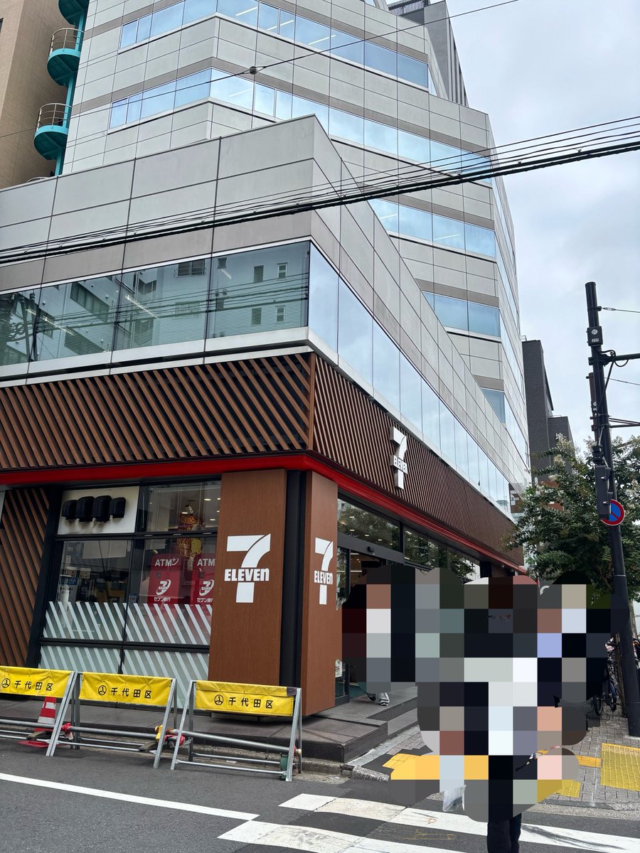 akibanisumuzo's tweet photo. 千代田区某所のセブンイレブン。

コーヒーなどの飲料サーバーや電子レンジ類の充実っぷりがすごいん

ここはフラッグシップ的店舗らしく、マーケティング用の試行製品が出てることもあるそうな。（近くの某大学院関係の人談） https://t.co/sudIQAgTD1