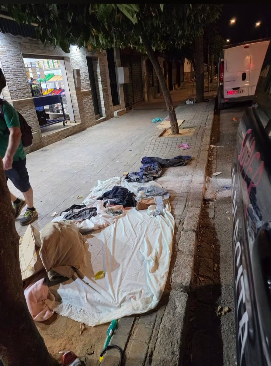 josecarlos10mg's tweet photo. Así amanece Ingeniero la Cierva tras un sábado y domingo sin control de la venta ilegal. Llamadas 📞, desesperación de los vecinos y comerciantes viendo como impunemente el lunes tienen que abrir un negocio en estas circunstancias. 

Esto era lo que nos prometió @jlsanzalcalde https://t.co/4Fi5e70fUF