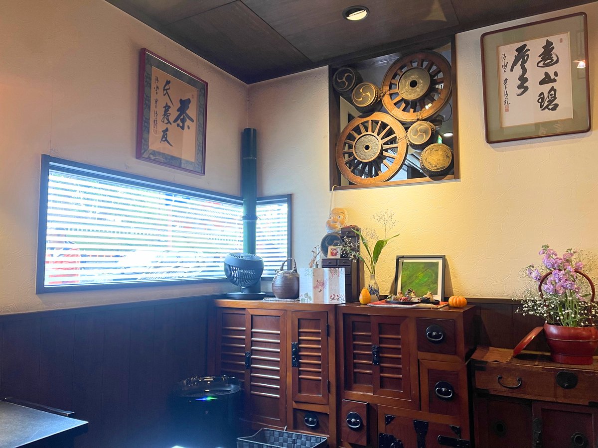 kyoto_1banchi's tweet photo. 【編集部の京都ランチ】

祇園の、お茶漬処 ぶぶ家へ。

この日いただいたのは「ぶぶ漬」。
季節のお漬物11種が少しずつ並びます。
※お漬物は季節によって変わるとのこと。

ごぼう、きゅうり、しば漬など、どれもご飯が進むものばかり。まずはお漬物とご飯で、途中からお茶漬けにしていただきます。

お漬物がおいしくて、ご飯が進む。
でも、お茶漬けにする分も残しておきたい。

おひつのご飯と相談しながら、どこまで食べるかちょっと忙しい。幸せなことに頭を使いました。

店内ではお漬物の販売も。気に入ったものが見つかれば、お土産に買って帰れます。

八坂神社からすぐなので、祇園散策のお昼ごはんにも。

#京都ランチ #祇園