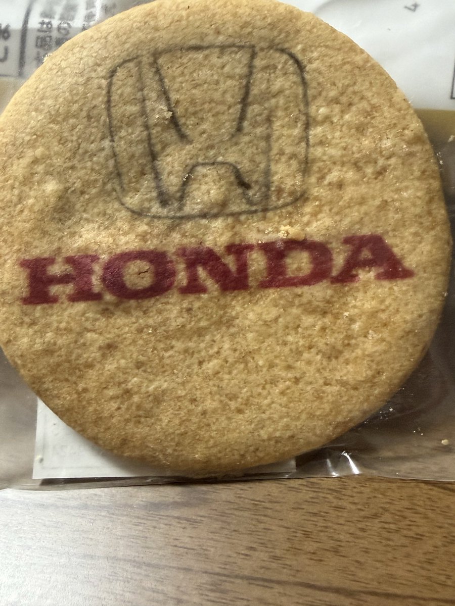 panther0304's tweet photo. 納車の時に担当営業マンから
頂いたお菓子は
ホンダのロゴ入りでした https://t.co/baaVL90kG1