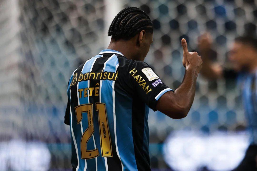 gremio_info1903's tweet photo. 🚨 Tetê cansou das críticas que vem recebendo no Grêmio.

O atacante entende que existe uma perseguição ao seu futebol e acredita que seu esforço dentro de campo não é reconhecido.

Internamente, Tetê sustenta que é um dos jogadores que mais ajudam na recomposição defensiva da equipe.