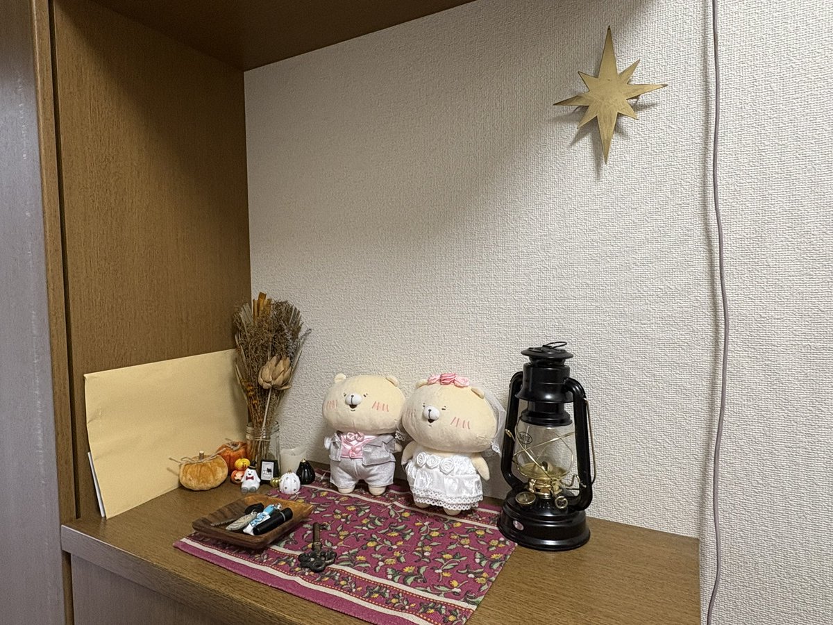 aoboshi_vo's tweet photo. 久しぶりに家の中改造した💪🏻
飾っただけやけど🖼️
額縁に入れたいやつをチャッピーに作ってもらうのが最近のマイブーム🥰
欲しいイメージはあっても売ってないってなったらめちゃくちゃに便利🫶🏻
いつぞやのサイも作ってもらったからどこかに飾ろ〜🥳 https://t.co/sNOF9XpDZj