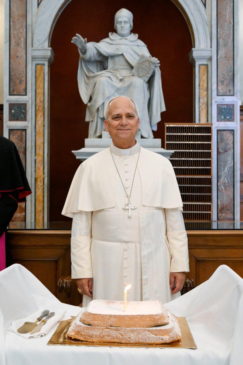 janey0406's tweet photo. Pope Leo received an angel cake from the Vatican employees ❤️🎉🎉 https://t.co/CjL0kTaJx2