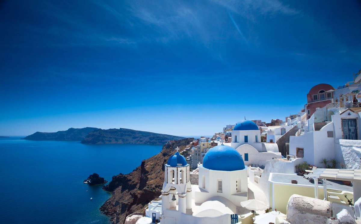 RooseveltHfeh's tweet photo. Just caught the golden hour glow at Santorini’s white-washed cliffside—sun dipping into the Aegean, quiet wind chimes and cold lemon wine in hand. Pure magic.  #TravelMoments， https://t.co/27rlsEZZ9l