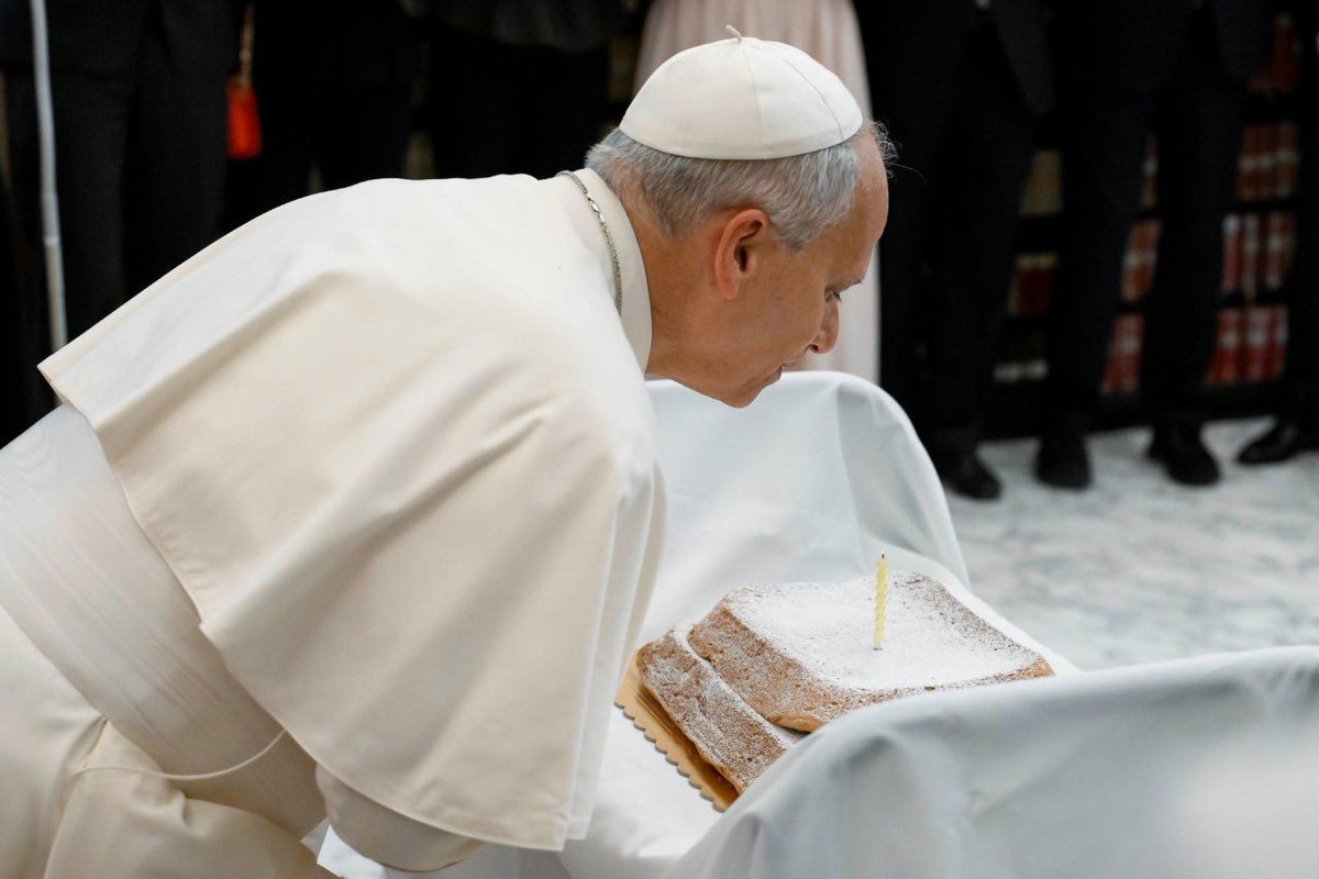 janey0406's tweet photo. Pope Leo received an angel cake from the Vatican employees ❤️🎉🎉 https://t.co/CjL0kTaJx2