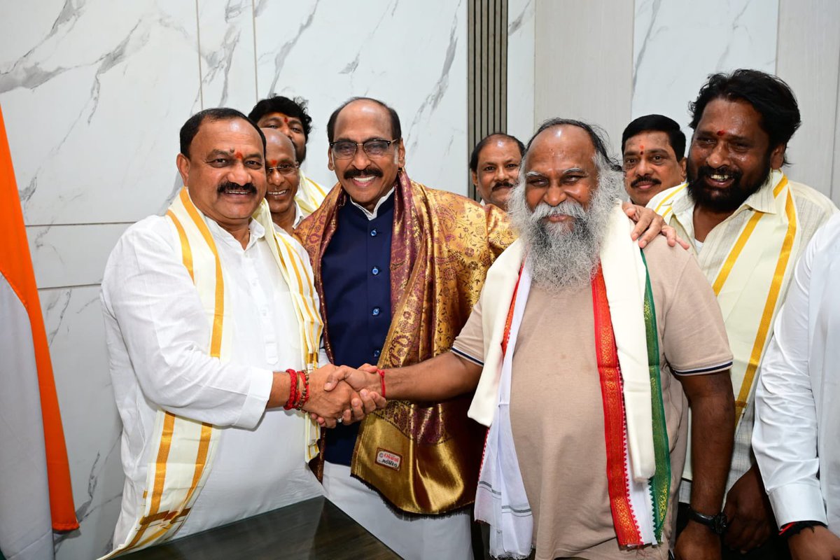 ImJaggaReddy's tweet photo. ప్రకటన..
గాంధి భవన్ లో వినాయక చవితి పర్వదినోత్సవం సందర్భంగా టీపీసీసీ అధ్యక్షులు మహేష్ కుమార్ గౌడ్ గారిని కలిసి శుభాకాంక్షలు తెలిపిన టీపీసీసీ వర్కింగ్ ప్రెసిడెంట్ జగ్గారెడ్డి గారు..
#Jaggareddy #MaheshKumarGoud #Congress #VinayakaChavithi #Gandhibhavan https://t.co/P5cJbpr6wv