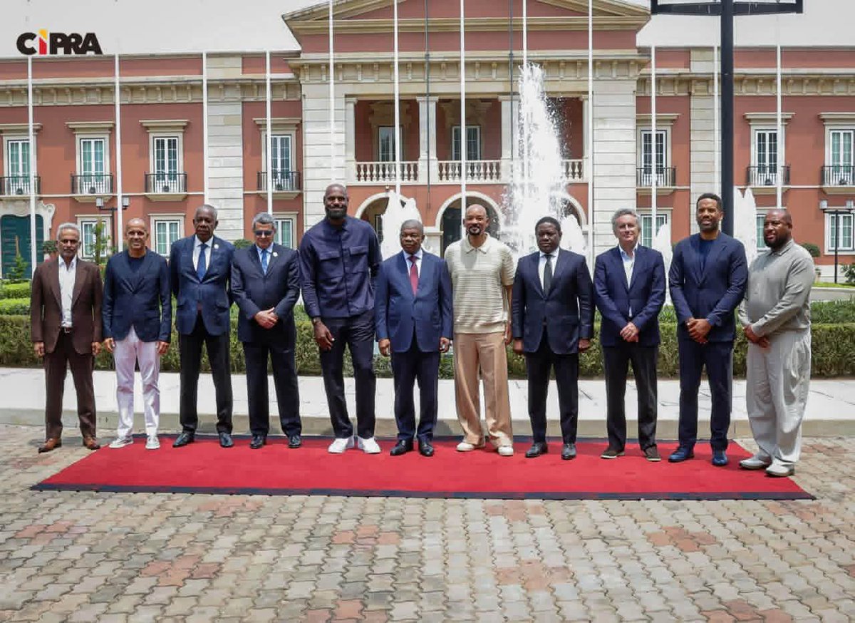 Afro_Actu's tweet photo. 🇦🇴⛵ LeBron James et Will Smith ont été reçus ce dimanche par le président de l’Angola, João Lourenço, en qualité de propriétaires d’équipes, dans le cadre du premier passage du championnat mondial UIM E1 (compétition de bateaux électriques) à Luanda. https://t.co/scWx4xjsqi