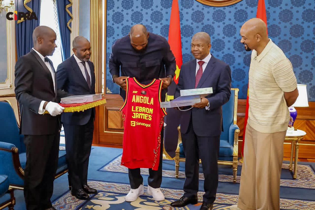 Afro_Actu's tweet photo. 🇦🇴⛵ LeBron James et Will Smith ont été reçus ce dimanche par le président de l’Angola, João Lourenço, en qualité de propriétaires d’équipes, dans le cadre du premier passage du championnat mondial UIM E1 (compétition de bateaux électriques) à Luanda. https://t.co/scWx4xjsqi