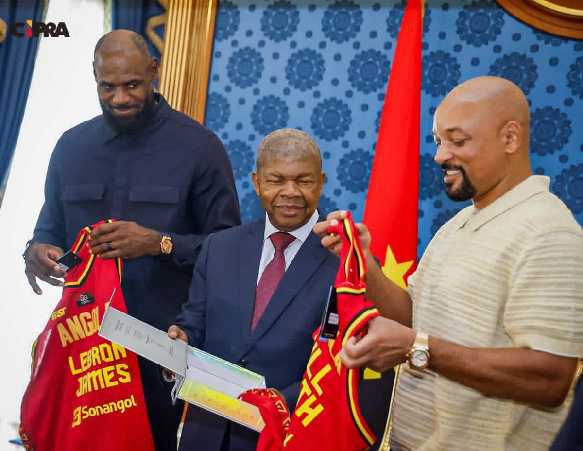 Afro_Actu's tweet photo. 🇦🇴⛵ LeBron James et Will Smith ont été reçus ce dimanche par le président de l’Angola, João Lourenço, en qualité de propriétaires d’équipes, dans le cadre du premier passage du championnat mondial UIM E1 (compétition de bateaux électriques) à Luanda. https://t.co/scWx4xjsqi