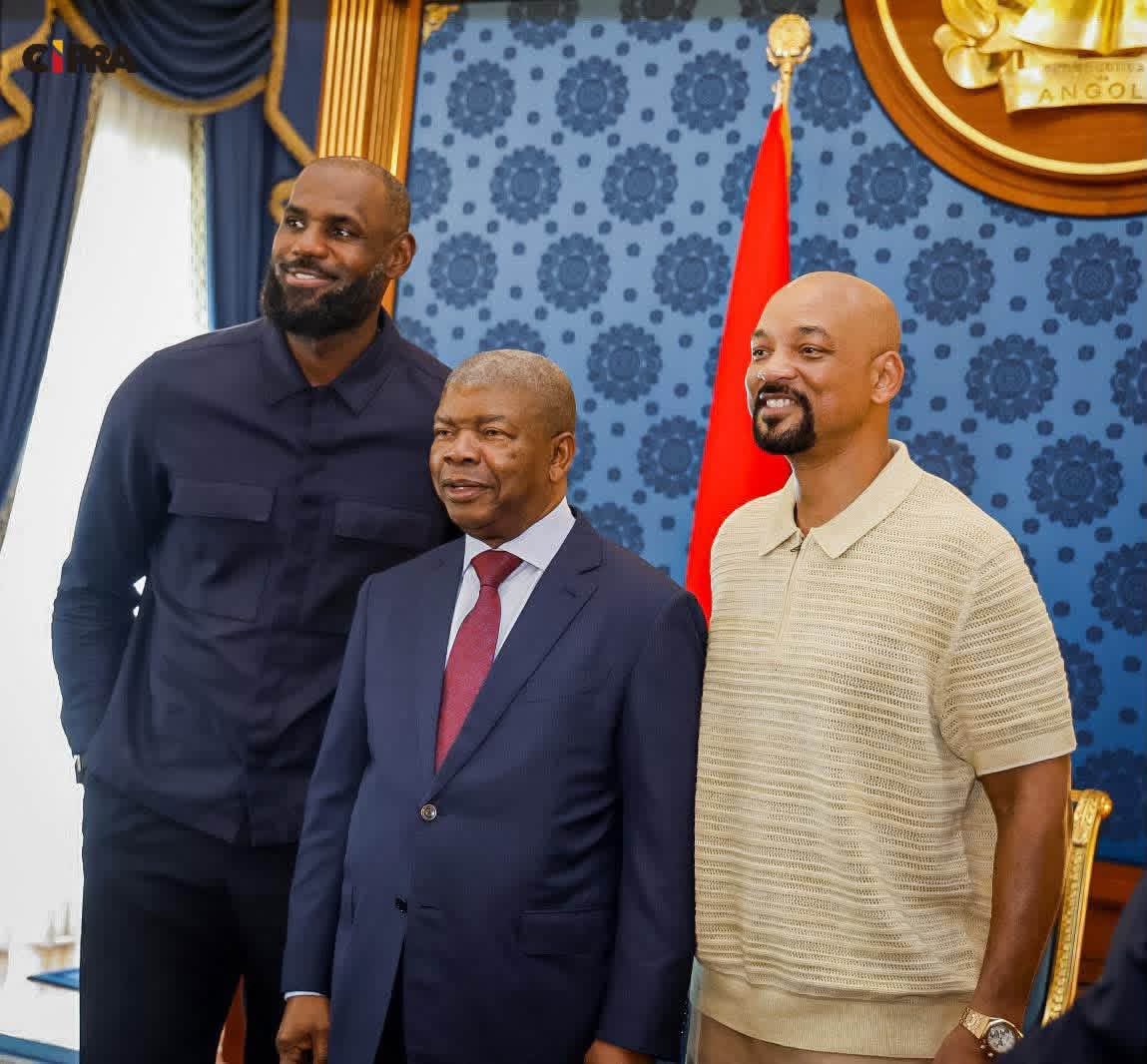 Afro_Actu's tweet photo. 🇦🇴⛵ LeBron James et Will Smith ont été reçus ce dimanche par le président de l’Angola, João Lourenço, en qualité de propriétaires d’équipes, dans le cadre du premier passage du championnat mondial UIM E1 (compétition de bateaux électriques) à Luanda. https://t.co/scWx4xjsqi