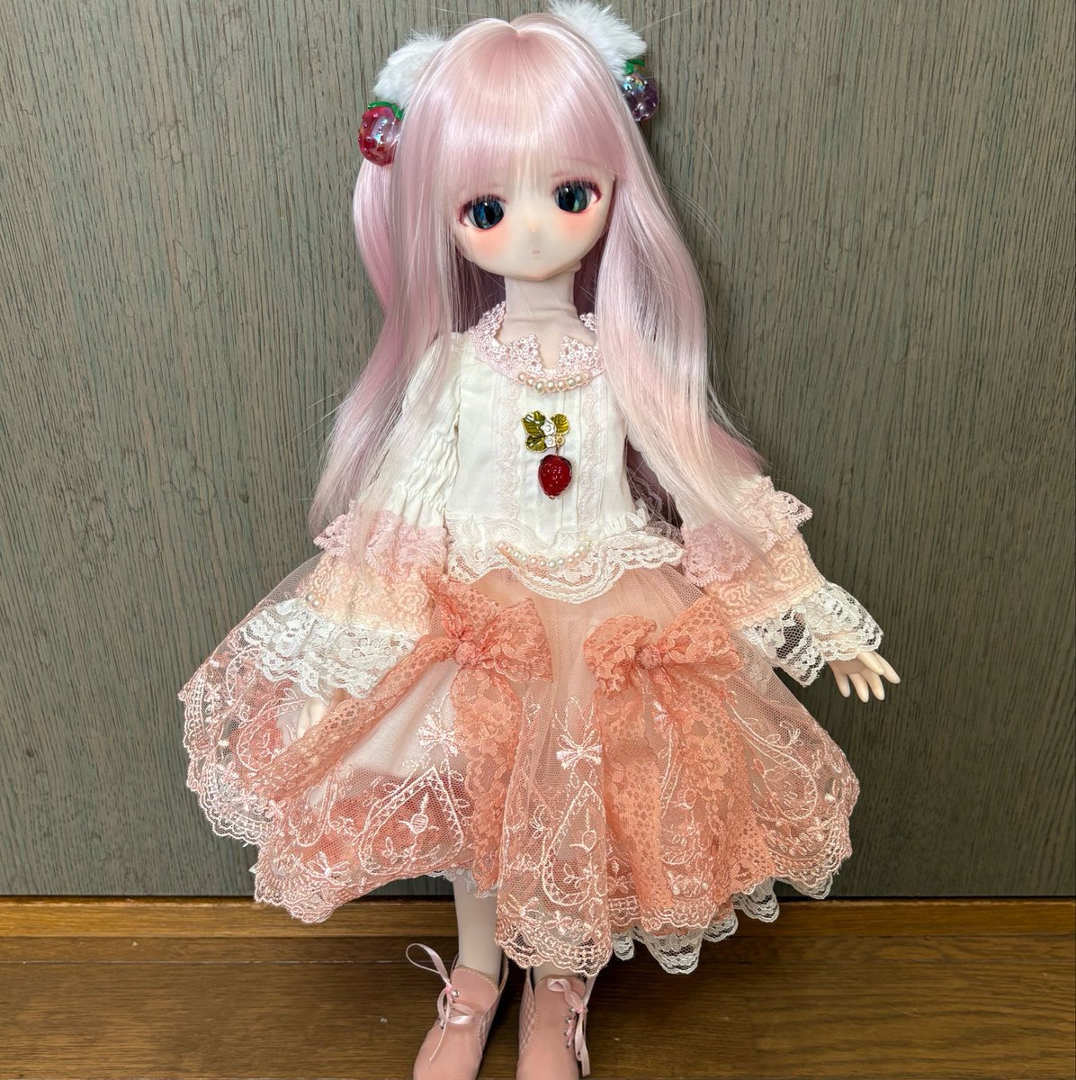 mira_dool's tweet photo. 特注服ドレスはHOWAFUWA様(@xhowafuwax)のです♪

お披露目するのが遅れました〜💦
Rosémiaの白とピンクの組み合わせが見たくて💕
そして大好きなサクランボの装いもお願いしてとても可愛くて素敵なドレスが届いてくれました(ノ∀＼*)

Rosémiaにも似合ってくれてとても可愛いくなりました(ノ∀＼*) https://t.co/hR2YgfEHM5